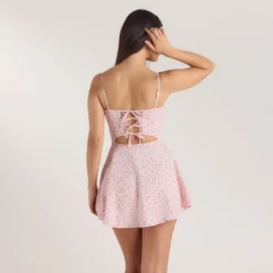 Hot Minikleid mit Falten und Spitze - Kleider Und Röcke