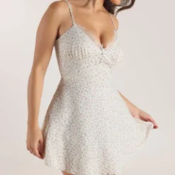 New Minikleid mit Falten und Spitze - Kleider Und Röcke